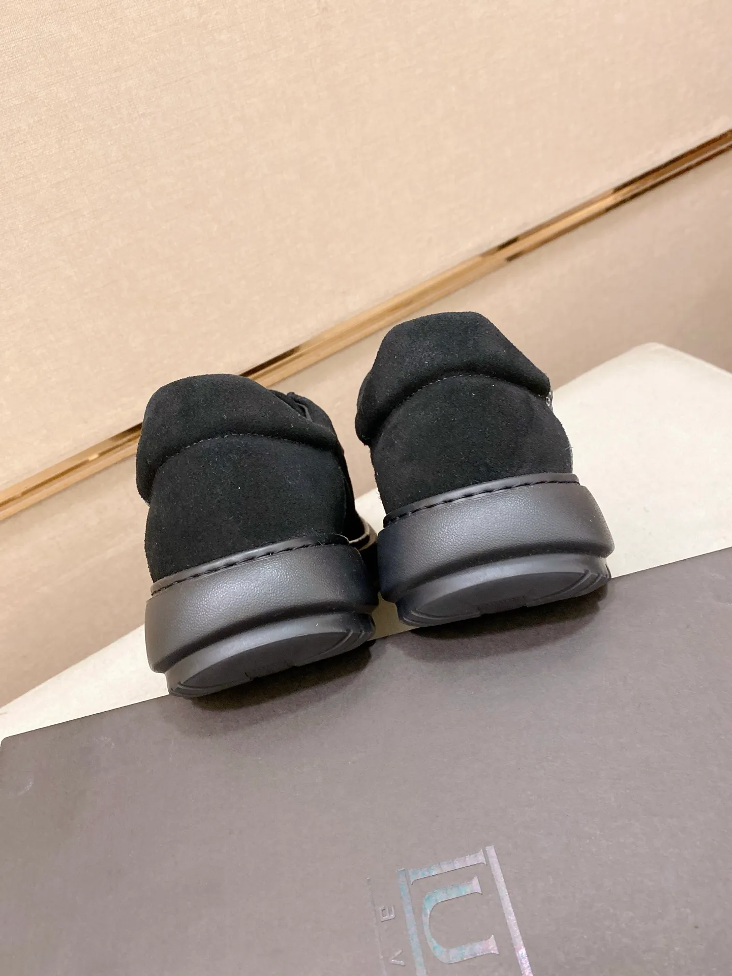 Factory price: 600💰New UGG fur-integrated men's simple and fashionable snow shoes. The most worth buying at the end of this year are warm casual shoes. Whether you are out and about at home, their comfortable and warm performance will be your most suitable fashion companion! The material is cowhide upper and imported wool is used inside. Two layers of cowhide for warmth and comfort! The eva+ rubber patch outsole is cushioned, non-slip and wear-resistant, and has good elasticity. It is light and wear-resistant, comfortable and soft, and the new simple cut is more fashionable. It has both practicality and fashion sense, so you no longer have to worry about how to match it in winter, while still maintaining your fashionable taste. High-quality genuine wool produced in Dongguan. The material depends on the details! Size: 39-40-41-42-43-44-45 sneaker size